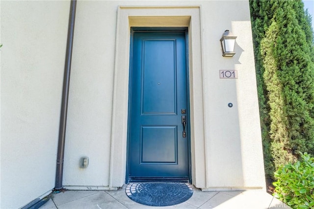 property entrance featuring stucco siding