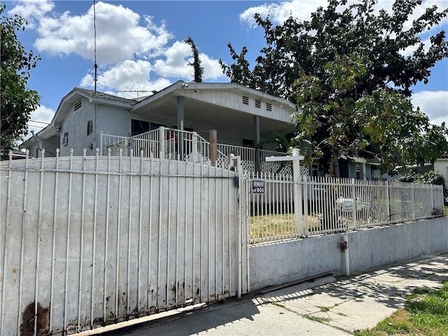 258 N Benton Way, Los Angeles, CA 90026 - view of front facade featuring a fenced front yard