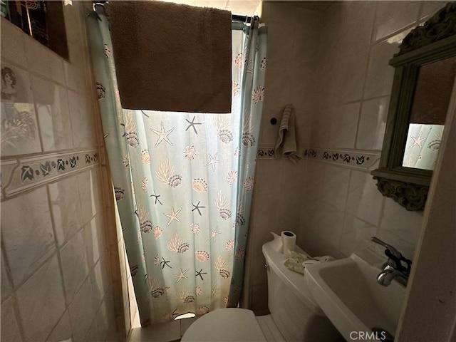 258 N Benton Way, Los Angeles, CA 90026 - full bathroom featuring tile walls, toilet, a shower with shower curtain, and a sink