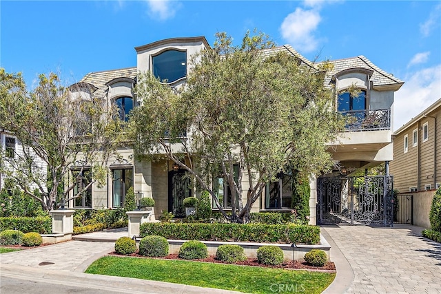 530 Kings Rd, Newport Beach, CA 92663 - french country inspired facade with stucco siding