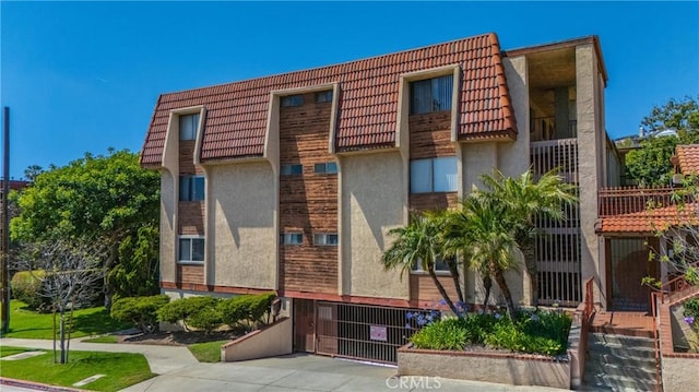 2101 E 21st St Unit 310, Signal Hill, CA 90755 - view of building exterior featuring an attached garage and driveway