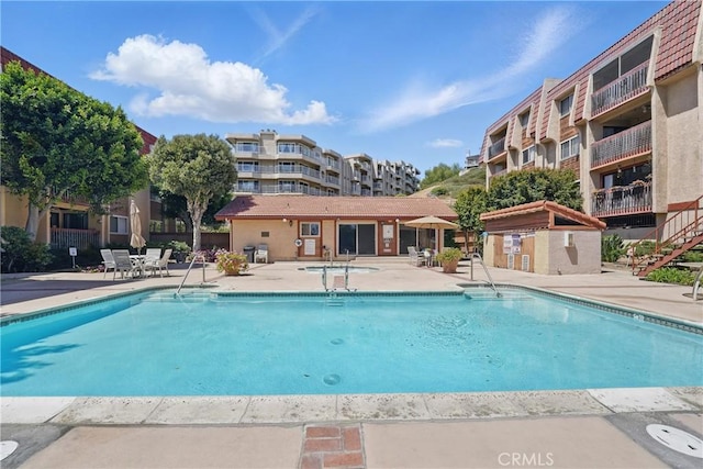 2101 E 21st St Unit 310, Signal Hill, CA 90755 - community pool with a patio area