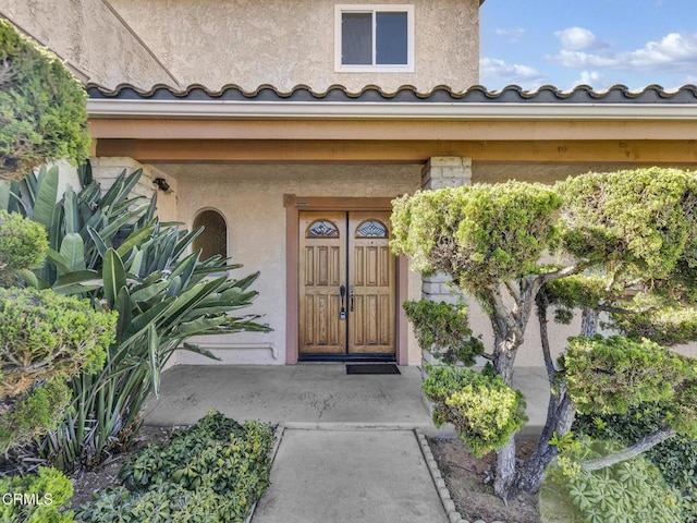 property entrance featuring stucco siding