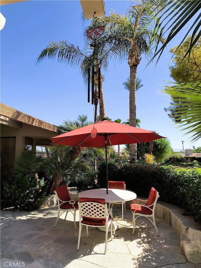 6 Whittier Ct, Rancho Mirage, CA 92270 - view of patio with outdoor dining area