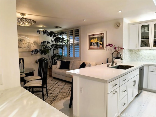 6 Whittier Ct, Rancho Mirage, CA 92270 - kitchen featuring a sink, glass insert cabinets, a breakfast bar area, white cabinetry, and recessed lighting