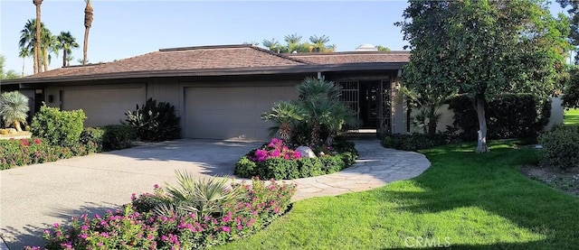 6 Whittier Ct, Rancho Mirage, CA 92270 - ranch-style home with an attached garage, concrete driveway, and a front lawn