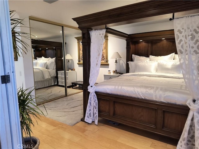 6 Whittier Ct, Rancho Mirage, CA 92270 - bedroom featuring light wood-style flooring and a closet