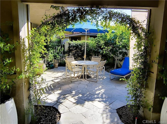 6 Whittier Ct, Rancho Mirage, CA 92270 - view of patio with outdoor dining area