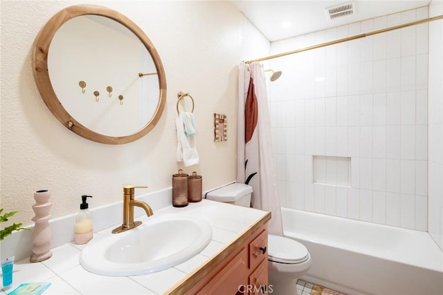 57966 El Dorado Dr, Yucca Valley, CA 92284 - full bathroom featuring toilet, vanity, and shower / bath combo