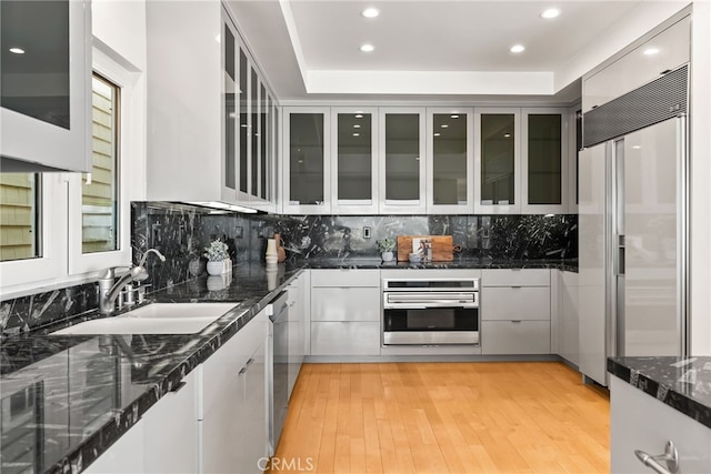 1554 E Oceanfront, Newport Beach, CA 92661 - kitchen with stainless steel appliances, a sink, light wood-style floors, tasteful backsplash, and recessed lighting