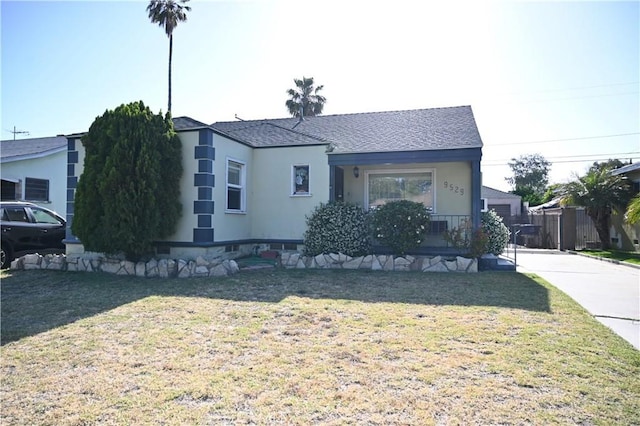 9529 Annetta Ave, South Gate, CA 90280 - view of front facade featuring a front yard and stucco siding