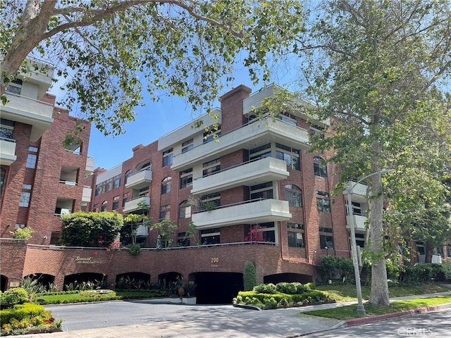 view of apartment building / complex