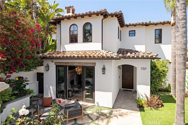 737 35th St, Manhattan Beach, CA 90266 - view of front facade with stucco siding and a tile roof