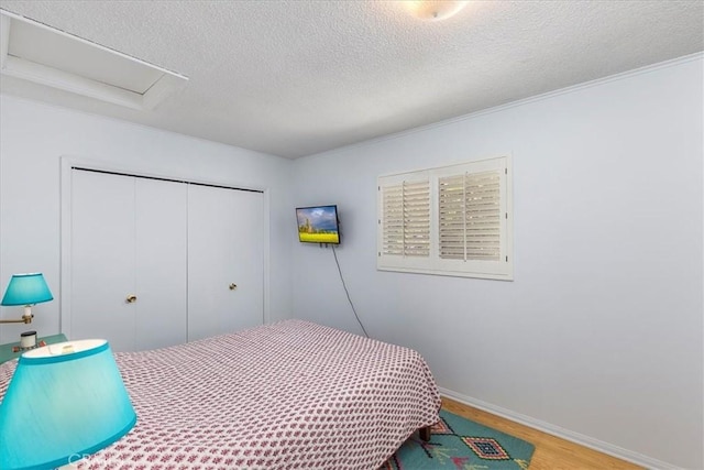 40057 S Shore Rd, Fallbrook, CA 92028 - bedroom featuring wood finished floors, a closet, a textured ceiling, baseboards, and ornamental molding