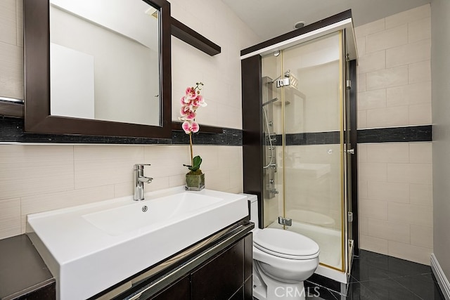 5140 Twilight Canyon Rd Unit 27H, Yorba Linda, CA 92887 - bathroom featuring toilet, a stall shower, vanity, and tile walls