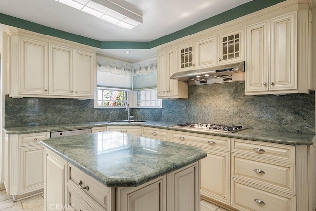 338 S La Serena Dr, West Covina, CA 91791 - kitchen featuring a sink, under cabinet range hood, stainless steel gas stovetop, and cream cabinets