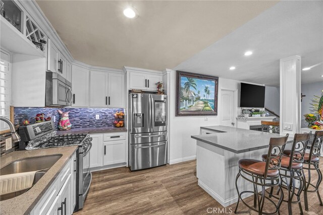1709 S Townsend St, Santa Ana, CA 92704 - kitchen featuring appliances with stainless steel finishes, a sink, tasteful backsplash, recessed lighting, and a kitchen bar