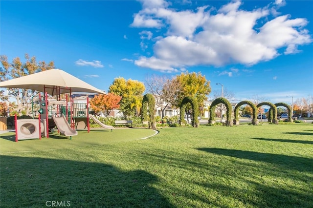 28613 Apricot Pl, Valencia, CA 91390 - view of home's community featuring a lawn and ac unit