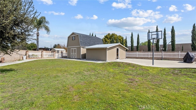 view of yard with an outbuilding