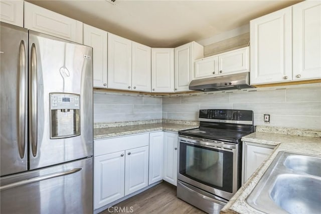 1561 Old Woman Springs Rd, Yucca Valley, CA 92284 - kitchen with appliances with stainless steel finishes, under cabinet range hood, a sink, and backsplash