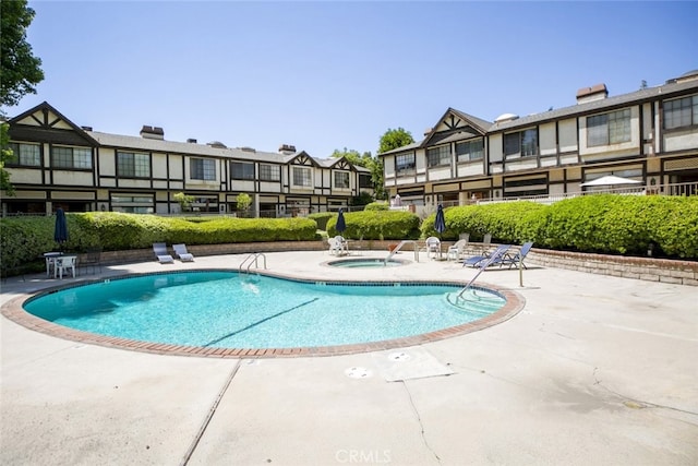 20737 Roscoe Blvd Unit 102, Winnetka, CA 91306 - community pool with a community hot tub, a patio area, and a residential view