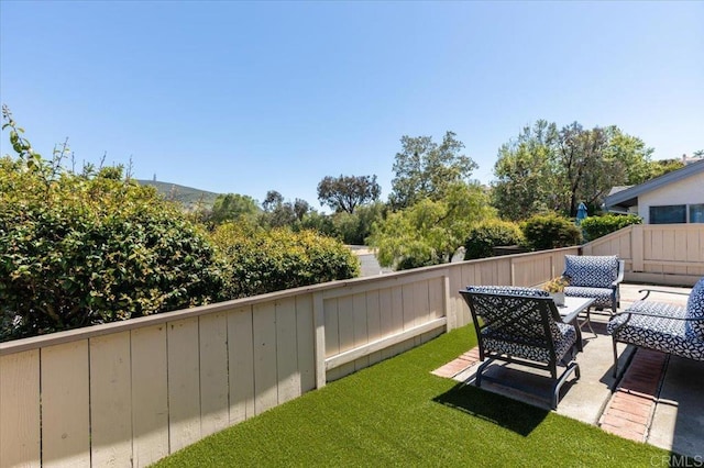 view of yard with an outdoor hangout area