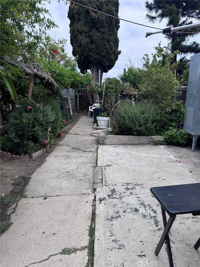 7881 Franklin St, Buena Park, CA 90621 - view of yard featuring fence