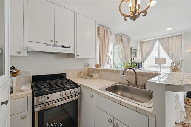 1 Jib St Unit 103, Marina Del Rey, CA 90292 - kitchen featuring under cabinet range hood, gas stove, a sink, white cabinetry, and a chandelier
