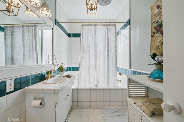 1 Jib St Unit 103, Marina Del Rey, CA 90292 - bathroom with a chandelier, tiled shower / bath combo, vanity, and tile walls