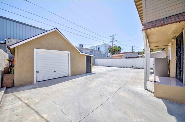 1720 W 25th St, Los Angeles, CA 90018 - detached garage featuring fence