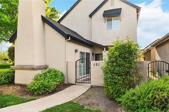 121 Wawona Pl, Chico, CA 95928 - view of front of property with a gate, stucco siding, and fence