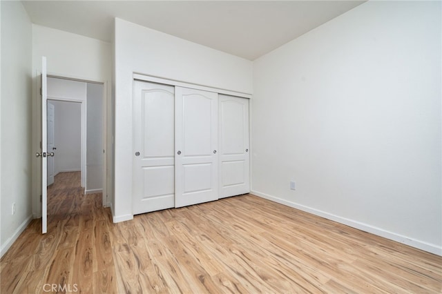 126 Schooner Ct, San Jacinto, CA 92583 - unfurnished bedroom with light wood-style floors, baseboards, and a closet