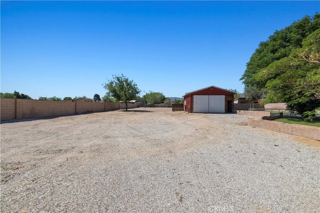 5136 W W Ave L8, Lancaster, CA 93536 - view of yard with a garage and an outdoor structure