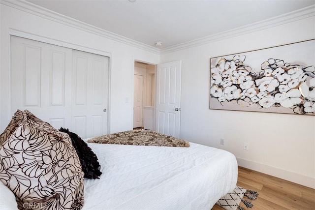 86 Canyoncrest, Irvine, CA 92603 - bedroom featuring light wood-style floors, a closet, crown molding, and baseboards