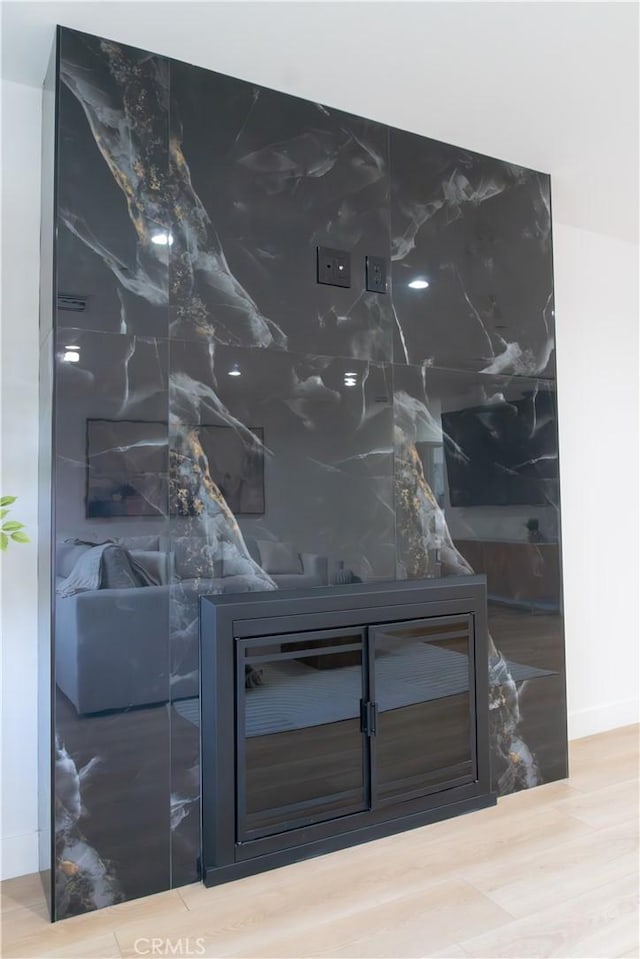 539 Avon Ave, Pasadena, CA 91105 - detailed view of baseboards and wood finished floors