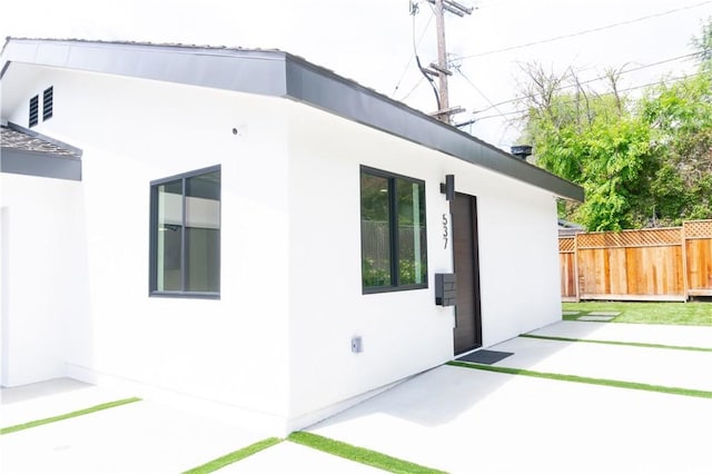 539 Avon Ave, Pasadena, CA 91105 - view of side of home with stucco siding and a patio area