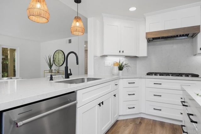 1707 Willowhaven Rd, Encinitas, CA 92024 - kitchen with stainless steel dishwasher, a sink, gas cooktop, decorative light fixtures, and wood finished floors