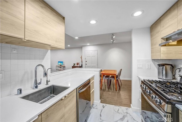 460 Oak St Unit 316, Glendale, CA 91204 - kitchen with stainless steel appliances, a sink, decorative backsplash, recessed lighting, and modern cabinets