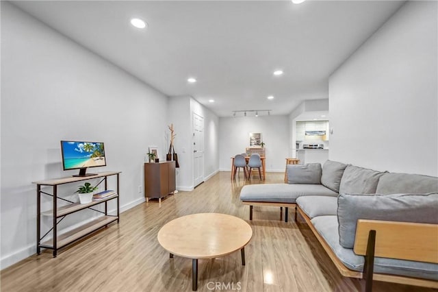 460 Oak St Unit 316, Glendale, CA 91204 - living room featuring wood finished floors, recessed lighting, and baseboards