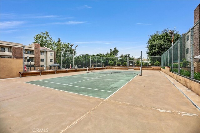 460 Oak St Unit 316, Glendale, CA 91204 - view of tennis court featuring fence