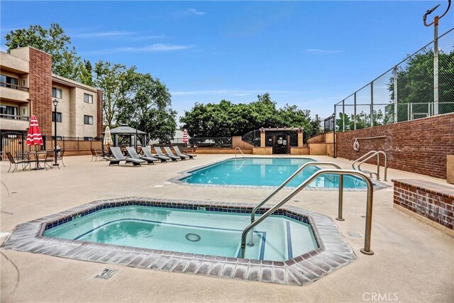 460 Oak St Unit 316, Glendale, CA 91204 - community pool with a community hot tub, fence, a gazebo, and a patio area