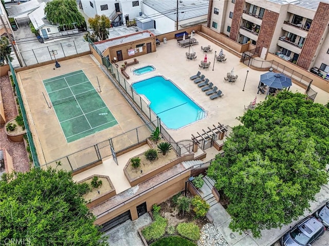 460 Oak St Unit 316, Glendale, CA 91204 - aerial view of a pool area