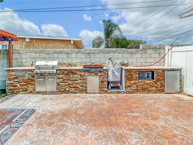 1401 W 165th St, Compton, CA 90220 - view of patio with an outdoor kitchen, a fenced backyard, and grilling area
