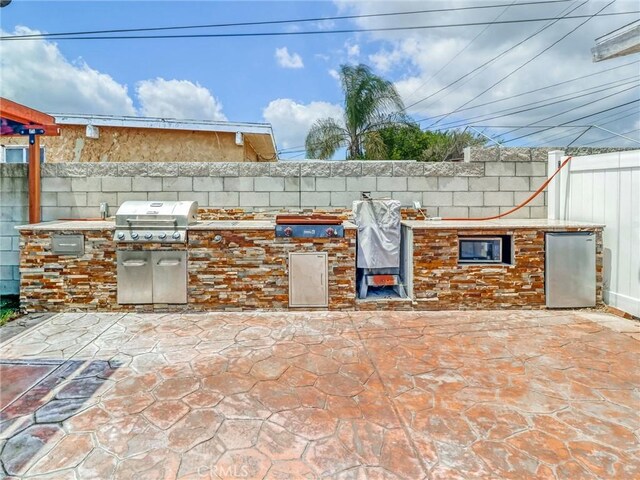1401 W 165th St, Compton, CA 90220 - fenced backyard with a patio area