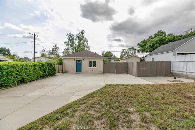 1411 Coolidge Ave, Pasadena, CA 91104 - view of yard featuring a gate and concrete driveway