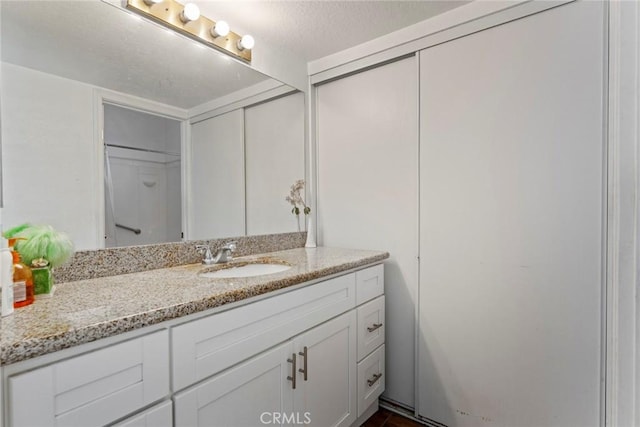 14881 Hawthorne Ave, Fontana, CA 92335 - full bath featuring vanity and a textured ceiling