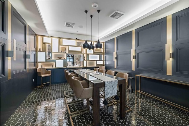 400 S Broadway Unit 2004, Los Angeles, CA 90013 - dining room with a decorative wall