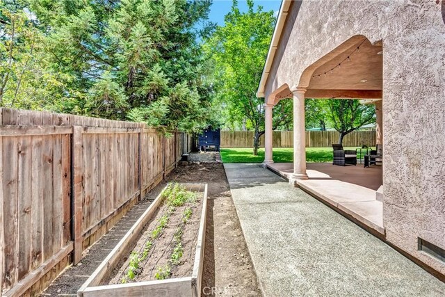 21425 Valley Oak Dr, Middletown, CA 95461 - fenced backyard with a garden and a patio