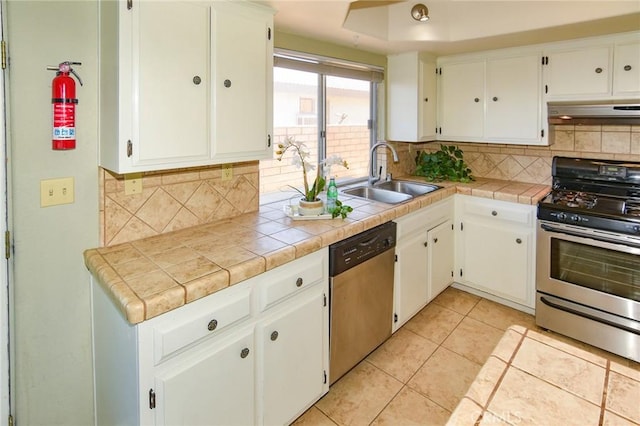 27314 Outrigger Ln, Helendale, CA 92342 - kitchen featuring stainless steel appliances, a sink, under cabinet range hood, and decorative backsplash