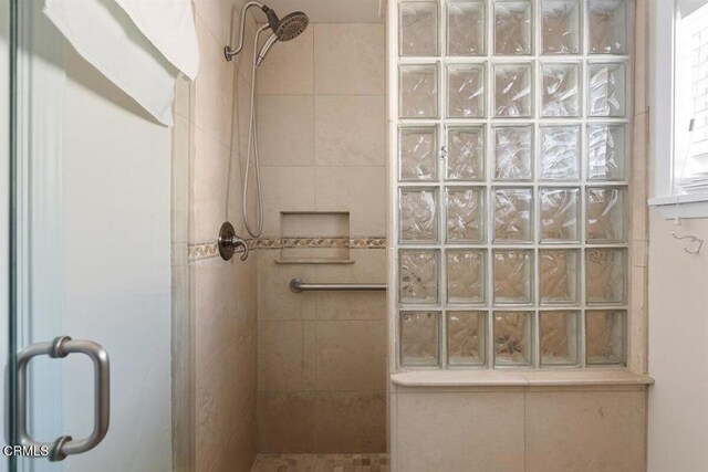 256 Melrose Dr, Oxnard, CA 93035 - bathroom featuring a walk in shower